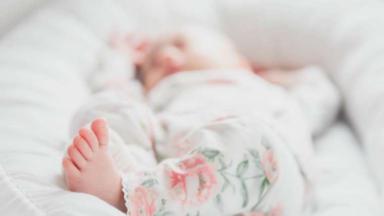 Les premiers pas avec un bébé RGO : signes et astuces sommeil