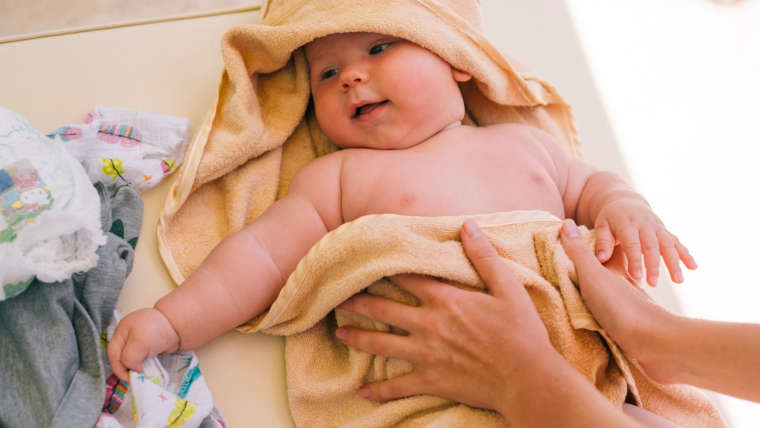 Bain enveloppé et techniques de relaxation pour bébés