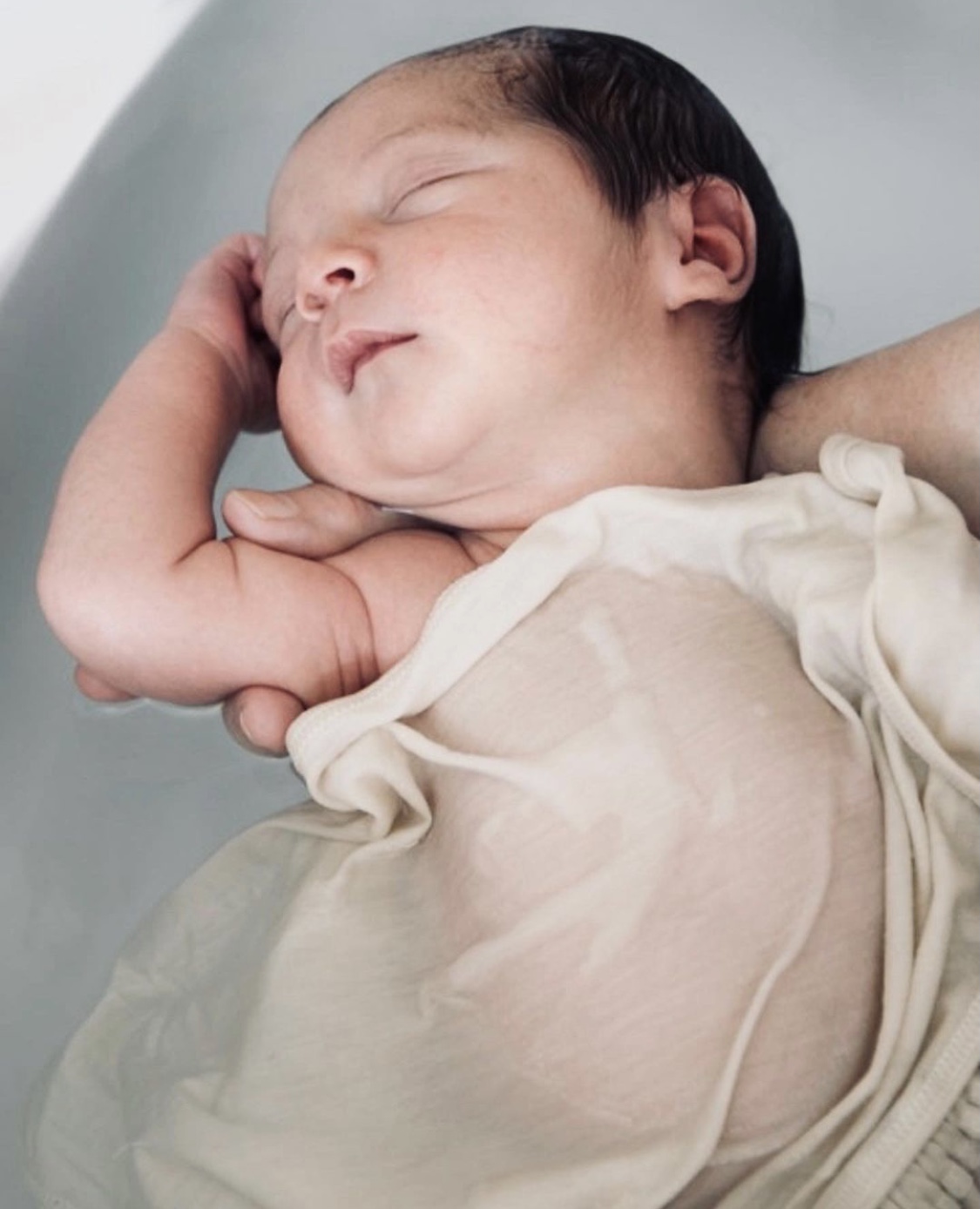 Les premiers bains de bébé à la maternité et à la maison